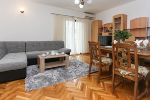 Apartment (Classic Three Bedroom Apartment with ) | Wohnzimmer