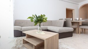 公寓 (Standard Three Bedroom Apartment with) | 客厅 | 32-英寸纯平电视（配备卫星频道）