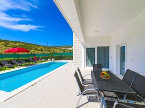 Villa (Five Bedroom Villa) | Alberca al aire libre | Alberca al aire libre y camastros 