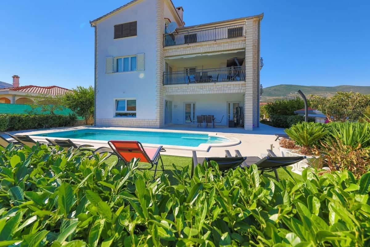 Vila (Five Bedroom Villa) | Fachada