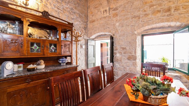 Un coin repas comprenant une table en bois, des chaises et un buffet.