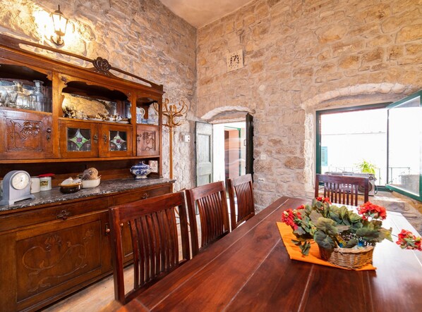 Huvila (Four Bedroom Villa) | Ruokasali