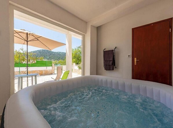 Ferienhaus (Three Bedroom Holiday Home) | Innenpool