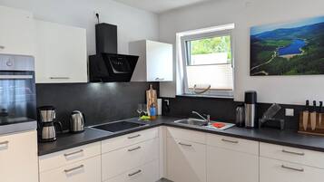 Frigorifero, forno, piano cottura, lavastoviglie