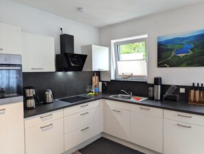 Frigorifero, forno, piano cottura, lavastoviglie