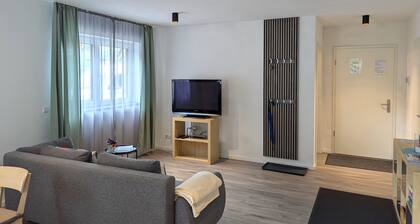 Ferienwohnung 'Schiller's Urban Escape' mit Bergblick, privater Terrasse und Wi-Fi