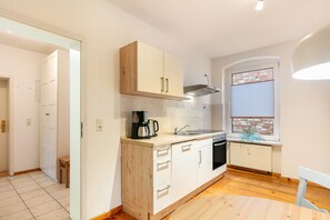 Fridge, oven, stovetop, dishwasher - Apartment 'Traumhafte Fewo Im Herzen Templins' with Shared Terrace, Shared Garden and Wi-Fi (Templin)