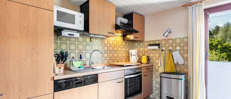 Kylskåp, mikrovågsugn, ugn och spishäll