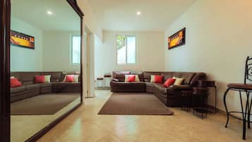 Casa de ciudad Deluxe, patio, vista al jardín | Área de sala de estar | Televisión