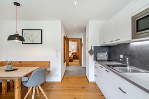 Fridge, microwave, stovetop, dishwasher - Apartment 'Ferienwohnung Alpin' with Mountain View, Private Terrace and Wi-Fi (Reit im Winkl)