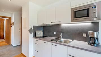 Frigorífico, microondas, placa de cocina y lavavajillas