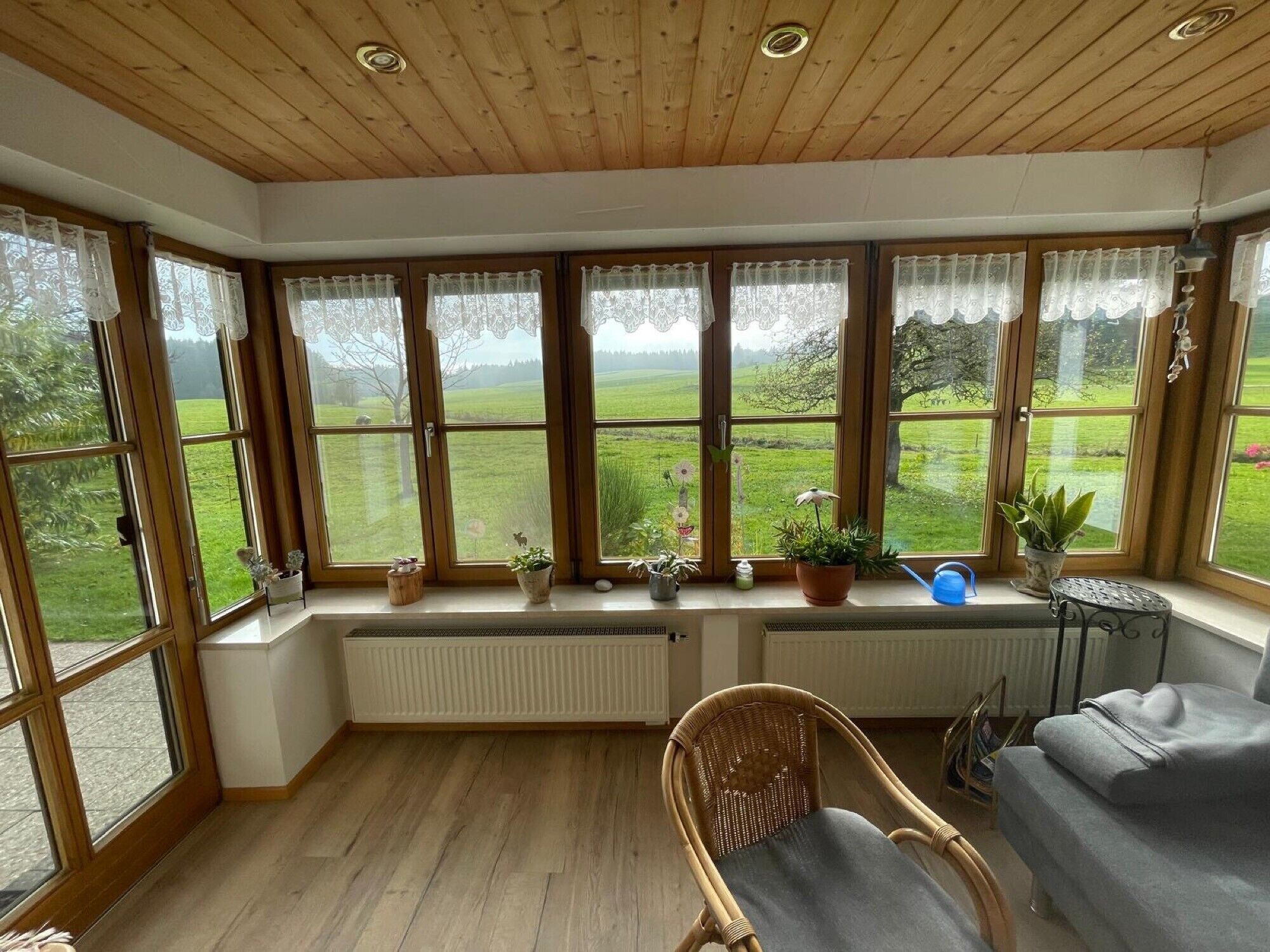 Fernseher, Tischtennisplatte, Stereoanlage