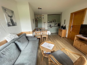 Televisie, een tafeltennistafel en een stereo