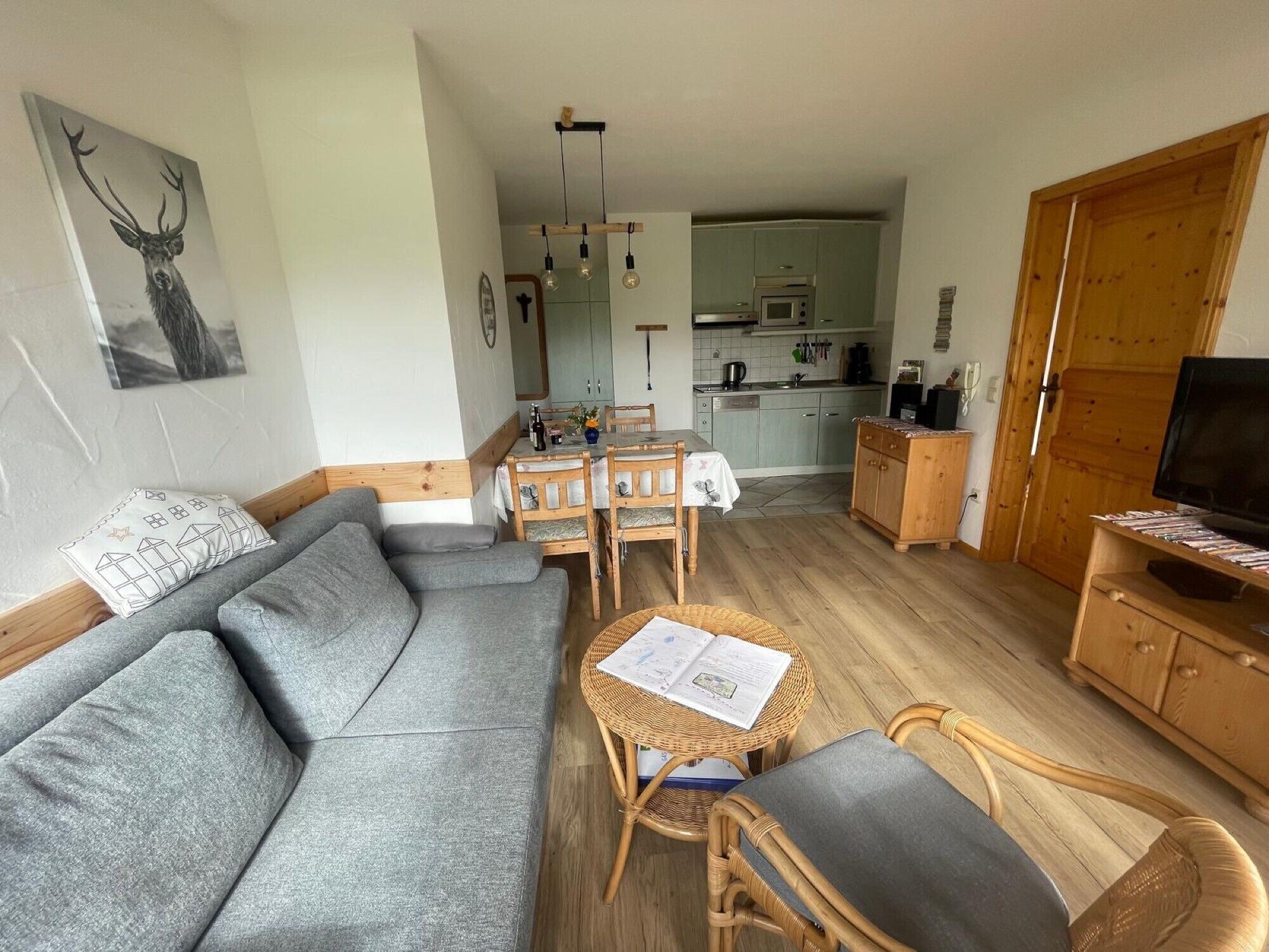 Fernseher, Tischtennisplatte, Stereoanlage