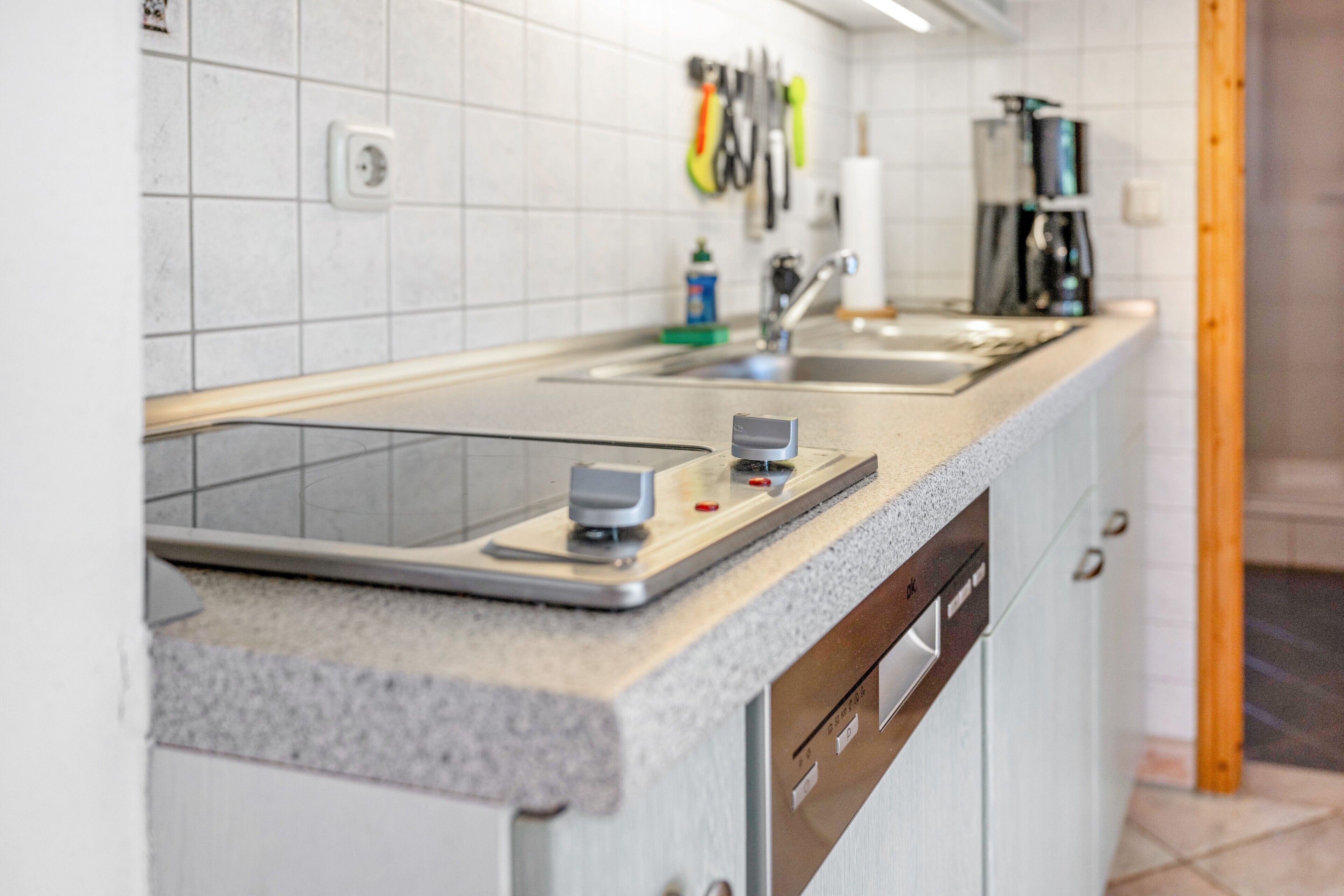 Kühlschrank, Mikrowelle, Herdplatte, Geschirrspüler