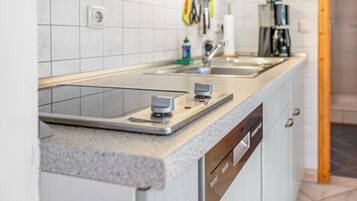 Kühlschrank, Mikrowelle, Herdplatte, Geschirrspüler