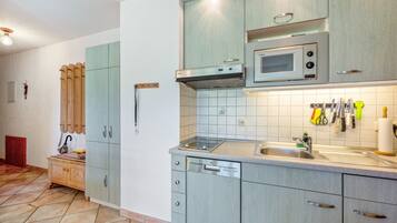 Fridge, microwave, stovetop, dishwasher
