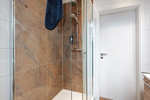 Dusche, Haartrockner, Handtücher