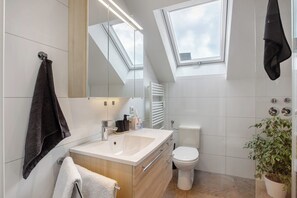 Regadera, secadora de cabello, toallas 