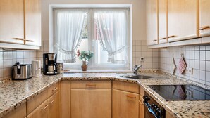 Kaffetrakter/tekoker, kjøleskap, mikrobølgeovn og ovn