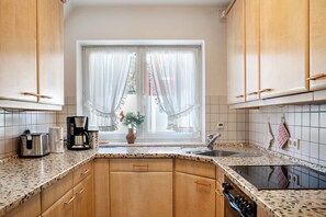 Een koelkast, een microgolfoven, een oven, een kookplaat