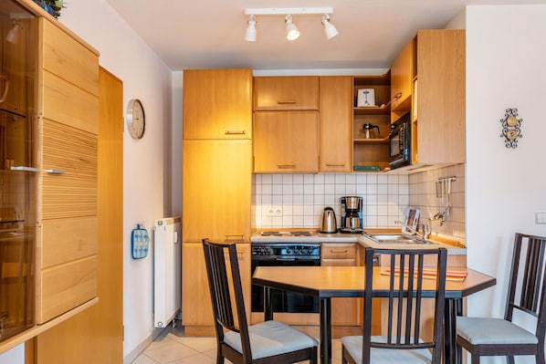 Een koelkast, een microgolfoven, een oven, een kookplaat