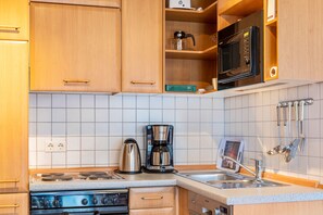 Een koelkast, een microgolfoven, een oven, een kookplaat
