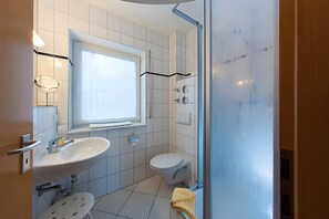 Dusj, hårføner og håndklær