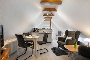 Dining - Apartment 'Tüchsen' with Shared Terrace, Shared Garden and Wi-Fi (Klixbüll)