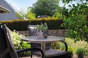 Outdoor dining - Apartment 'Tüchsen' with Shared Terrace, Shared Garden and Wi-Fi (Klixbüll)