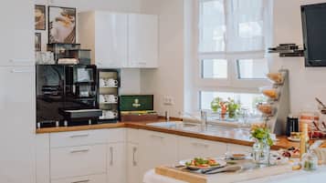 Refrigerador, cafetera y tetera y periquera