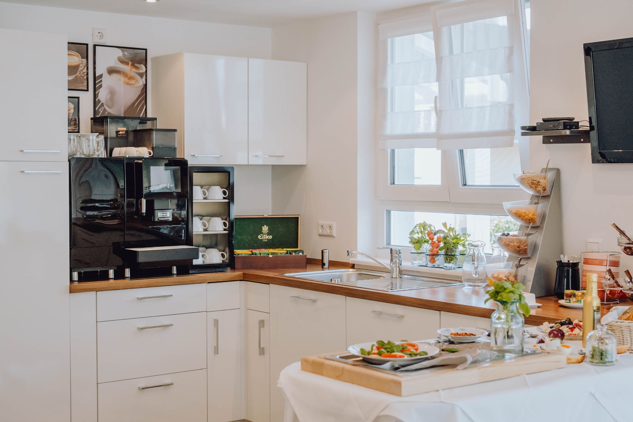 Kjøleskap, kaffetrakter/tekoker og høy barnestol