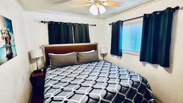 2 chambres, bureau, fer et planche Ă repasser, lit parapluie