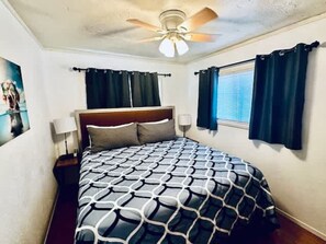 2 slaapkamers, een bureau, een strijkplank/strijkijzer, reisbedje