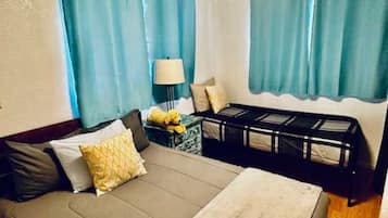 2 soverom, skrivebord, strykejern/-brett og reiseseng for barn