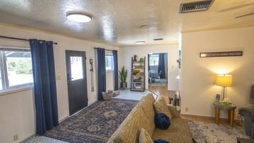 Una televisión, una chimenea, una oficina