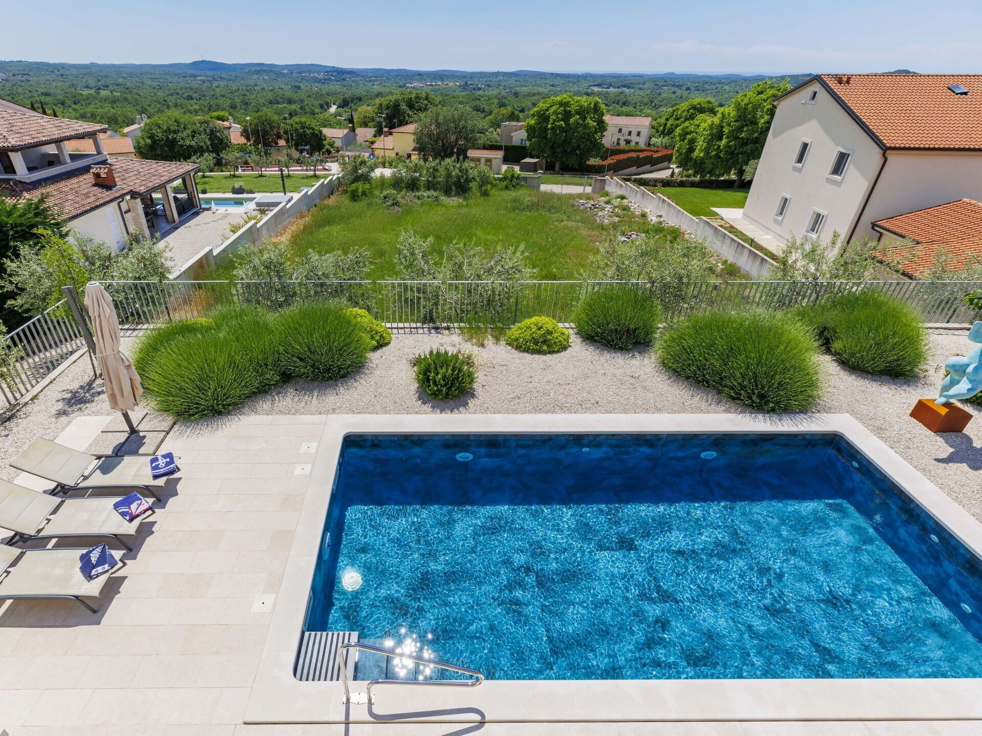 Piscine, Recours, Zone Résidentielle, Mobilier De Jardin, Composite, Caractéristique De L'Eau, Thermes, Biens, Eco Hôtel, Balancelle