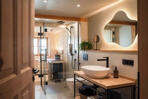 Shower, hair dryer, towels - 04 Christl, 80 sqm, 2 bedrooms, balcony, sauna, tiled stove (Schleching)