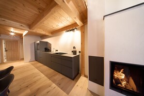 Kjøleskap, ovn, kokeplater og oppvaskmaskin