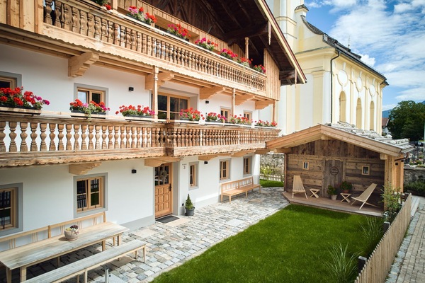 Oida Knoglerhof GbR (DE Schleching) - Seebauer Michael - 6600-Kleine private Holzterrasse Sommer