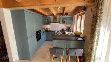 Een koelkast, een magnetron, een oven, een kookplaat