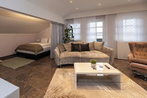 1 dormitorio, tabla de planchar con plancha, ropa de cama