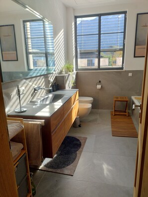 Dusche, Haartrockner, Bidet, Handtücher