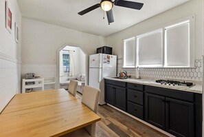 Frigorífico, microondas, placa de cocina y cafetera o tetera