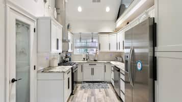 Fridge, oven, dishwasher, coffee/tea maker