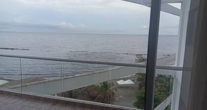 Cozy Apartment: Pool and Ocean Front. Apt 603 Edif. Fontaine Bleu, Coveñas