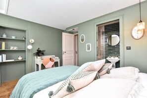 3 bedrooms, desk, iron/ironing board, travel crib