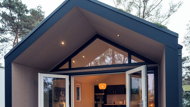 Una casa moderna con comedor, cocina y patio.