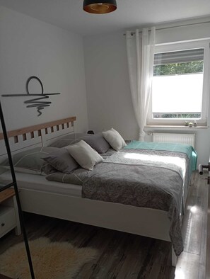 2 bedrooms, iron/ironing board, internet, bed sheets