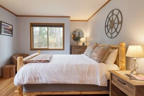 4 habitaciones, escritorio y tabla de planchar con plancha 